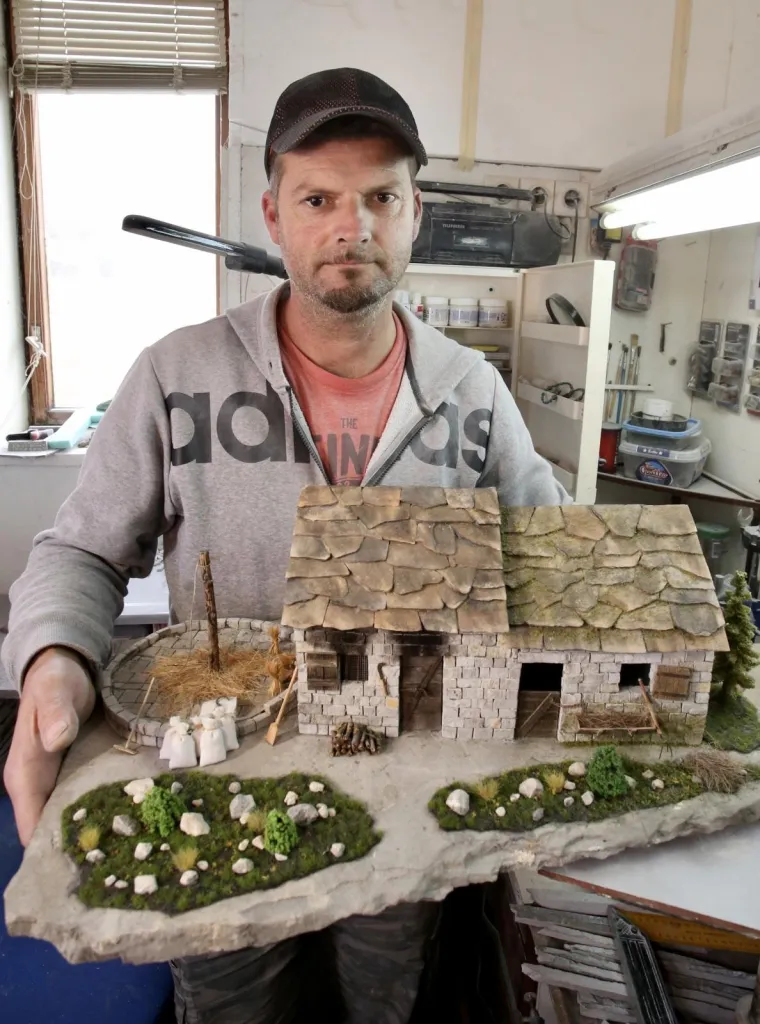 Josip iz Ko&scaron;uta kod Trilja od kamena izrađuje minijaturne kuće, pogledajte ta umjetnička djela