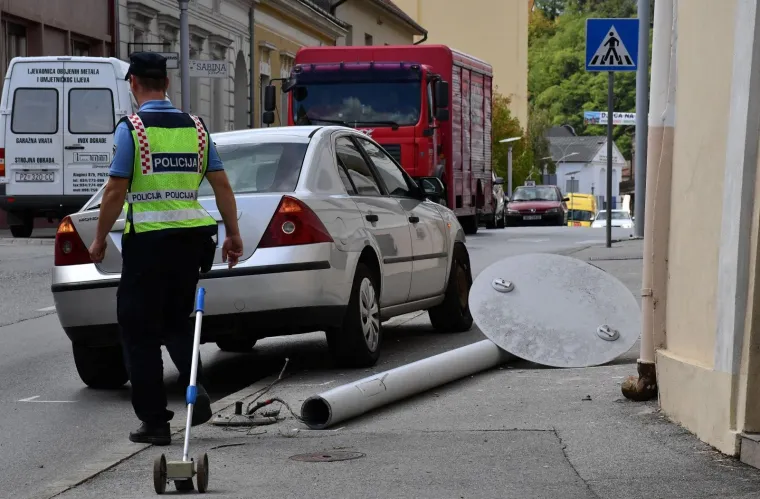 Vozač automobila zabio se u stup javne rasvjete koji je pao na pje&scaron;akinju! Te&scaron;ko je ozlijeđena