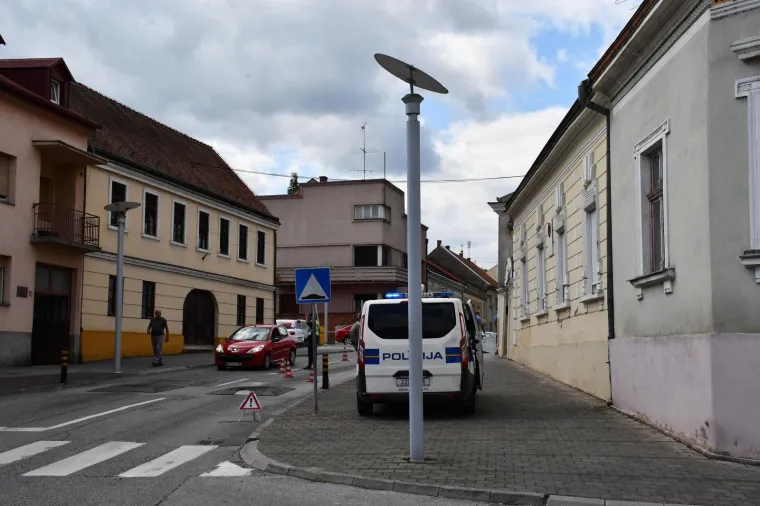 Vozač automobila zabio se u stup javne rasvjete koji je pao na pje&scaron;akinju! Te&scaron;ko je ozlijeđena