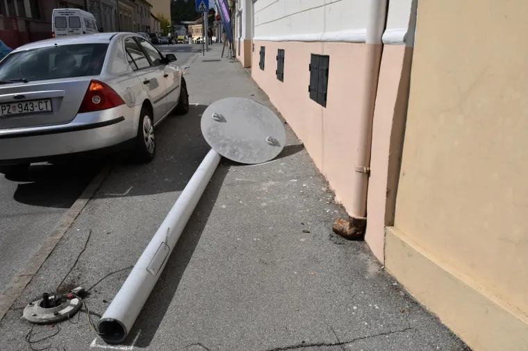 Vozač automobila zabio se u stup javne rasvjete koji je pao na pje&scaron;akinju! Te&scaron;ko je ozlijeđena