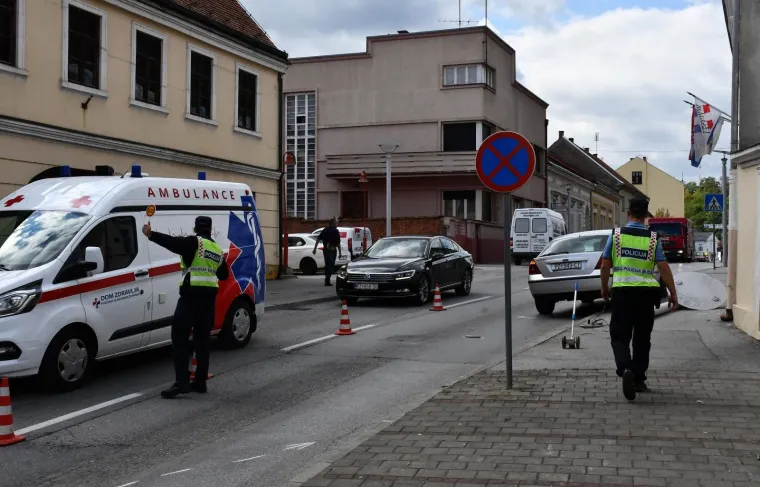 Vozač automobila zabio se u stup javne rasvjete koji je pao na pje&scaron;akinju! Te&scaron;ko je ozlijeđena