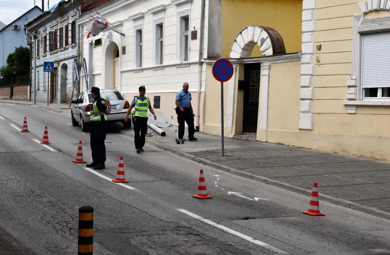 Vozač automobila zabio se u stup javne rasvjete koji je pao na pje&scaron;akinju! Te&scaron;ko je ozlijeđena