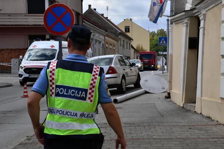 Vozač automobila zabio se u stup javne rasvjete koji je pao na pje&scaron;akinju! Te&scaron;ko je ozlijeđena