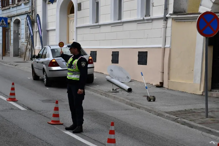 Vozač automobila zabio se u stup javne rasvjete koji je pao na pje&scaron;akinju! Te&scaron;ko je ozlijeđena