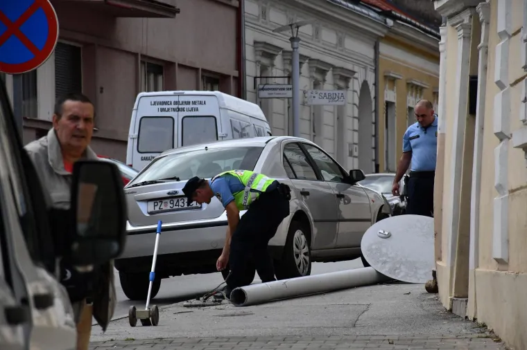 Vozač automobila zabio se u stup javne rasvjete koji je pao na pje&scaron;akinju! Te&scaron;ko je ozlijeđena