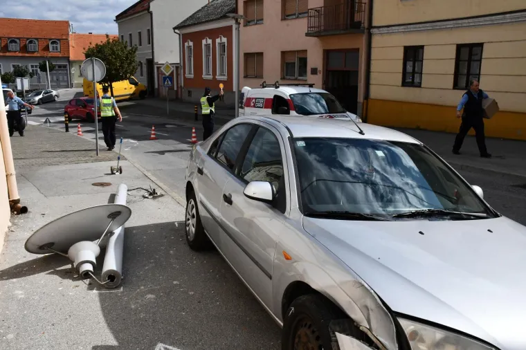Vozač automobila zabio se u stup javne rasvjete koji je pao na pje&scaron;akinju! Te&scaron;ko je ozlijeđena