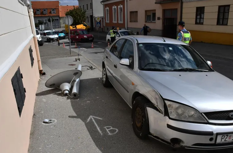 Vozač automobila zabio se u stup javne rasvjete koji je pao na pje&scaron;akinju! Te&scaron;ko je ozlijeđena