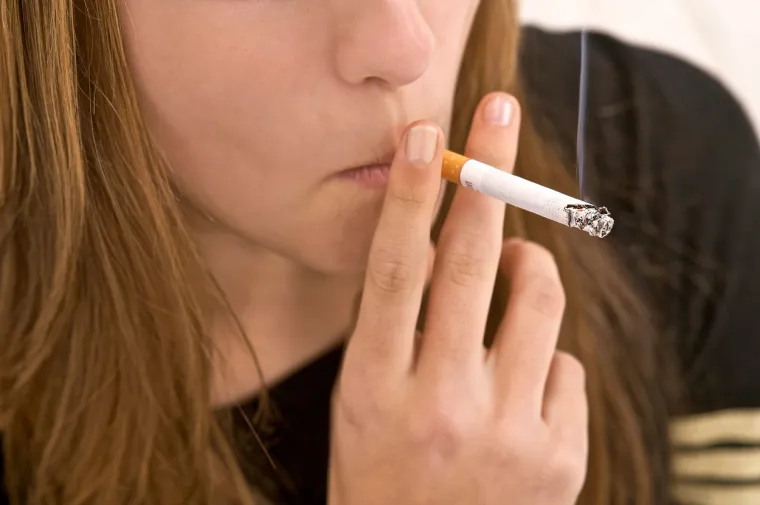 1. Pušenje: Prema posljednjim studijama, ljudi koji puše kao i oni koji su nekad pušili u najvećem su riziku od prerane smrti. U SAD-u, primjerice, pušenje uzrokuje preko 400.000 smrti godišnje od čega 10-ak posto otpada na tzv. pasivne pušače. Pušači umiru, u prosjeku, 10 godina ranije nego nepušači. Visoke količine nikotina u cigaretama izazivaju ovisnost u mozgu koja onda ima velik utjecaj na srce i pluća. Pušači imaju i slabiji imunitet od nepušača.