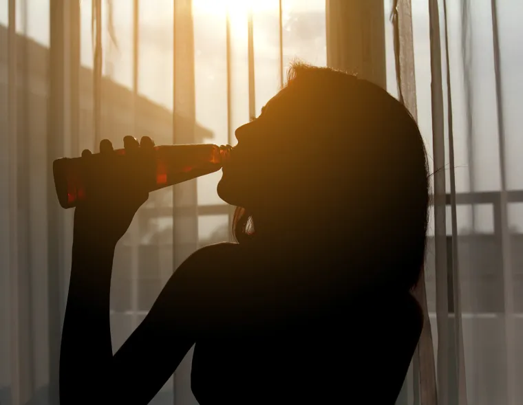 2. Pretjerano pijenje alkohola: Opijanje je, uz pušenje, jedan od glavnih uzroka prerane smrti kod ljudi. U SAD-u zbog bolesti uzrokovanih pretjeranim unosom alkohola umre oko 90.000 ljudi godišnje. Procjenjuje se da postoji oko 200 tipova poremećaja koje u organizmu može izazvati alkohol što u konačnici može dovesti do smrti. 