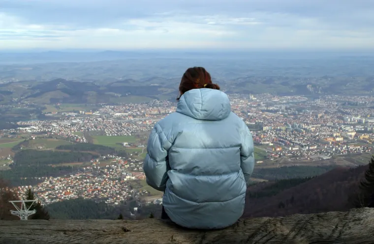 5. Društvene nedaće: Nepovoljna socijalna okolina tijekom djetinjstva, razvod roditelja ili, kasnije u životu, rastava braka također mogu nepovoljno utjecati na duljinu života. Fizičko, seksualno i emocionalno zlostavljanje, svjedočenje obiteljskom nasilju, mentalne bolesti, roditeljsko zatvaranje, odvajanje ili razvod, doživljavanje rasizma...Sve su to stvari koje uzrokuju stres i mogu imati doživotne posljedice za mentalno i fizičko zdravlje.