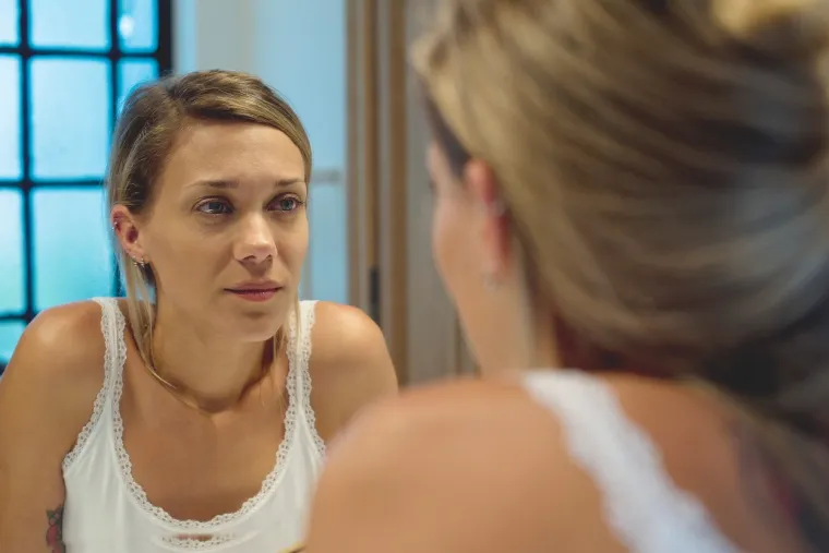 2. Tamni krugovi i &apos;vrećice&apos; ispod očiju: Ovo je česta reakcija tijela na određene uvjete. U nekim slučajevima pojavljuju se s godinama, jer mišići koji podupiru kapke slabe. U drugima je to prirodni odgovor tijela na vaše navike i način života. Stoga, umjesto da ih pokušavate prikriti šminkom, bolje se usredotočite na zdrav san, pravilnu prehranu i duševni mir. Teko će vrećice i podočnjaci nestati sami.