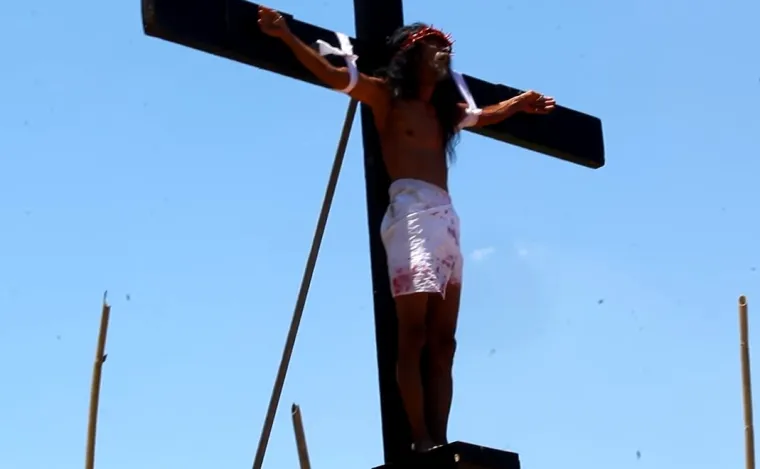 2. Raspeća na Veliki petak (Filipini): Tradicionalni obredi na Veliki petak na Filipinima uključuju razapinjanje na križ i bičevanje u spomen na muke Isusove, no takvo pretjerano iskazivanje vjere koje uvijek privlači i velik broj turista ne odobrava filipinska Katolička crkva. Iako se ovakva praksa spominje u Bibliji, nigdje ne piše da bi vjernici to sebi trebali raditi. 