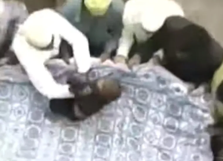 3. Bacanje djece (Indija): Bacanje beba ili male djece s krovova običaj je &quot;za bolju sreću&quot; koji provode hinduisti i muslimani. Djeca se bacaju s vrha hrama, a u podnožju ih dočekuje mnoštvo s raširenim dekama te, nakon što ih ulove rukama, prenose do majki. Iako ga vlasti pokušavaju zabraniti, ovaj običaj i dalje se baštini u nekim selima.