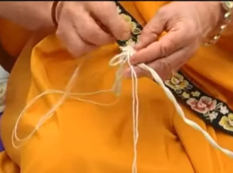 4. Vezivanje svetog pojasa: Zoroastrijanci vezuju i odvezuju čvorove na transcedentalnoj razini. Tradicionalni Kushti (nekad poznat kao zonnar) sveti je pojas izrađen od čvrsto namotanih bijelih vunenih niti. Zoroastrijanci ga nose oko struka. 