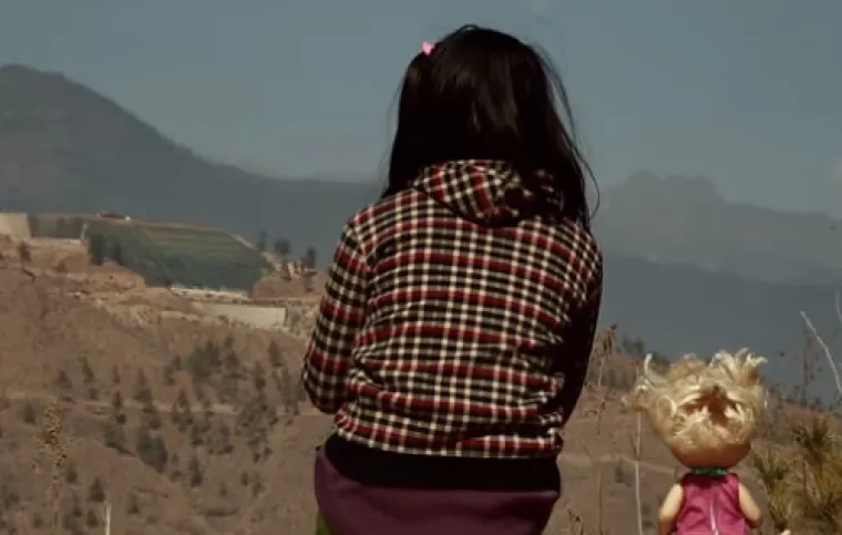 7. Bomena (Butan): Naziv ovog običaja može se prevesti i kao 'noćni lov'. Običaj uključuje dječaka koji potajno noću ulazi u kuću djevojke radi udvaranja ili sno&scaron;aja, sa ili bez prethodnog savjetovanja. Bomena je svojevrsna institucija putem koje mladi ljudi pronalaze svoje partnere za vezu i brak. U idealnom slučaju, proces kulminira ujutro, onim &scaron;to se naziva "izlazak na povr&scaron;inu". Tada se se dječak, naime, nađe na djevojčinu krevetu, &scaron;to je pokazatelj da ih se može proglasiti mužem i ženom. U zemlji su sve glasnije optužbe da je upravo Bomena odgovorna za povećanje porast spolno prenosivih bolesti, neželjenih trudnoća, silovanja...