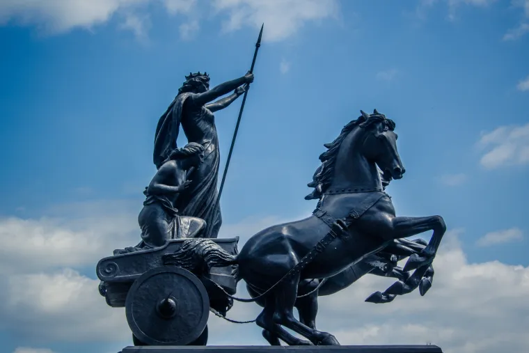 7. Kraljica Boudicca: Keltska kraljica vodila je ustanak protiv Rimljana. Umrla je 60. godine, a vjeruje se da je počinila samoubojstvo kako bi izbjegla zarobljavanje. Neke spekulacije govore da njeni ostaci vjerojatno nikad neće biti pronađeni. No, postoje i glasine da je pokopana ispod perona 8,9 ili 10 na postaji podzemne željeznice King&apos;s Cross u Londonu što dosadašnja iskapanja još nisu potvrdila.