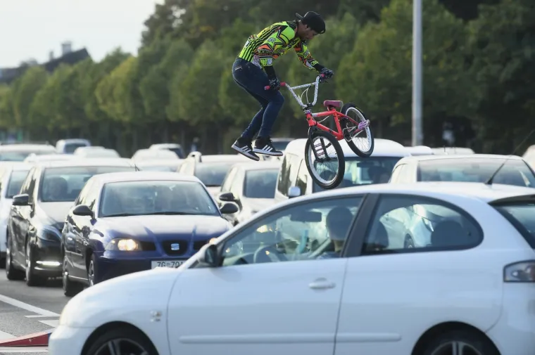 Vidjeli smo svakakve izvedbe na semaforu, ali ovo ne: Vratolomijama na BMX-u kratio vrijeme Zagrepčanima