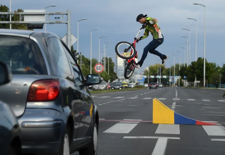 Vidjeli smo svakakve izvedbe na semaforu, ali ovo ne: Vratolomijama na BMX-u kratio vrijeme Zagrepčanima