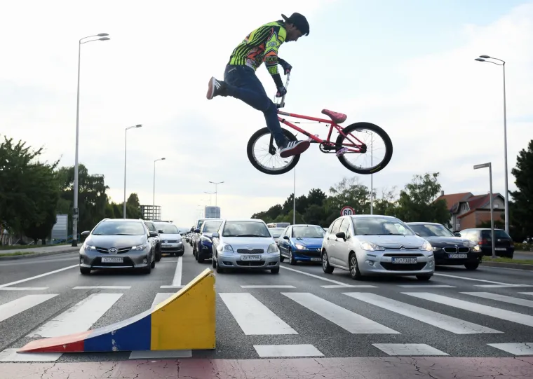 Vidjeli smo svakakve izvedbe na semaforu, ali ovo ne: Vratolomijama na BMX-u kratio vrijeme Zagrepčanima