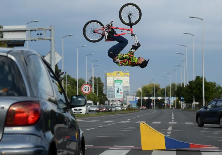 Vidjeli smo svakakve izvedbe na semaforu, ali ovo ne: Vratolomijama na BMX-u kratio vrijeme Zagrepčanima