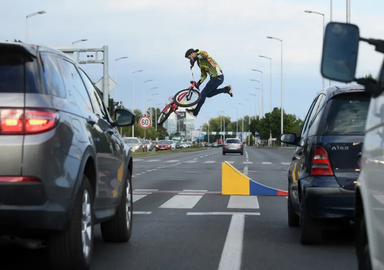 Vidjeli smo svakakve izvedbe na semaforu, ali ovo ne: Vratolomijama na BMX-u kratio vrijeme Zagrepčanima
