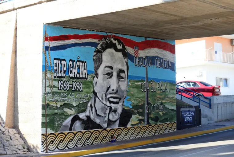 U Primoštenu napravljen povijesni mural 'Obadva, obadva, oba su pala!'
