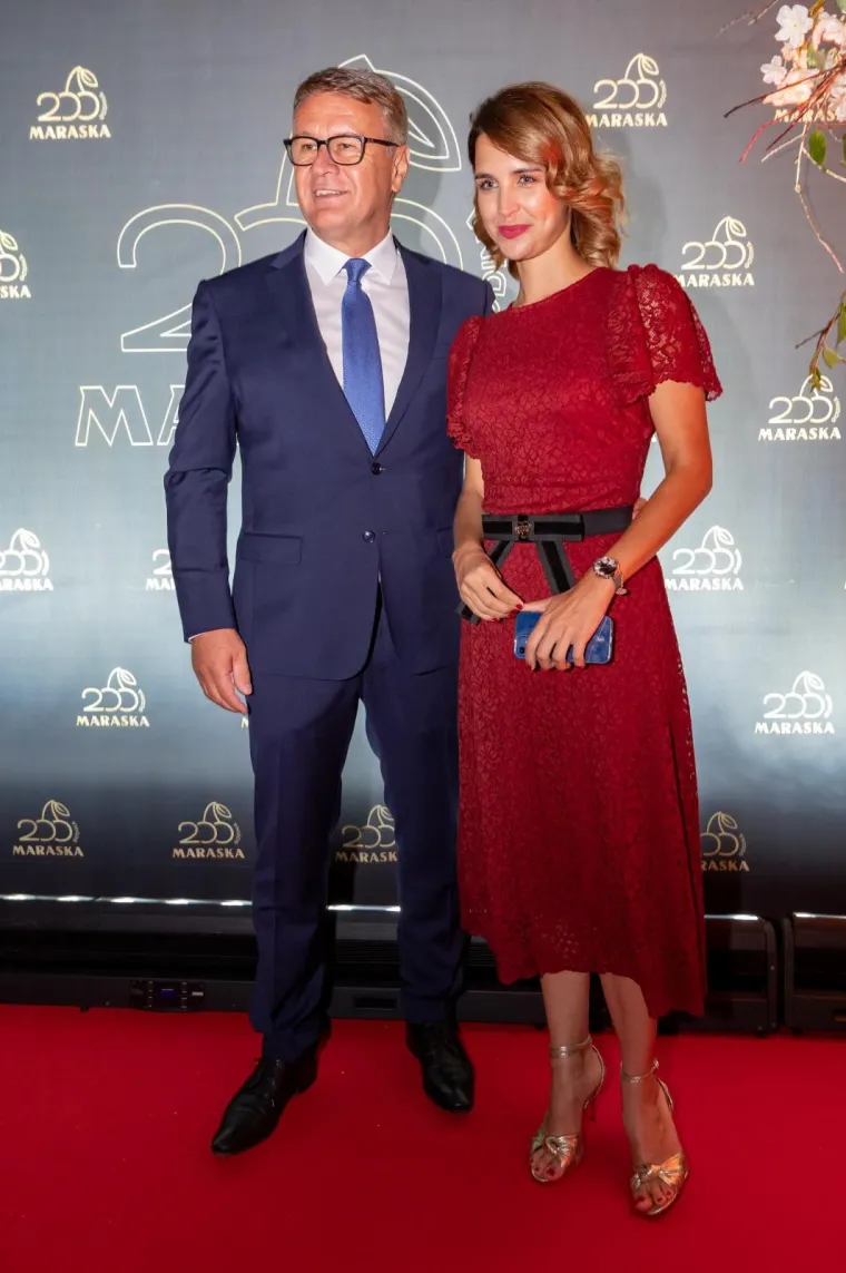 Doris uvijek plijeni pažnju, ali sinoć je ukrala svu: Crvena kreacija od čipke savr&scaron;eno je naglasila njezin struk uzak