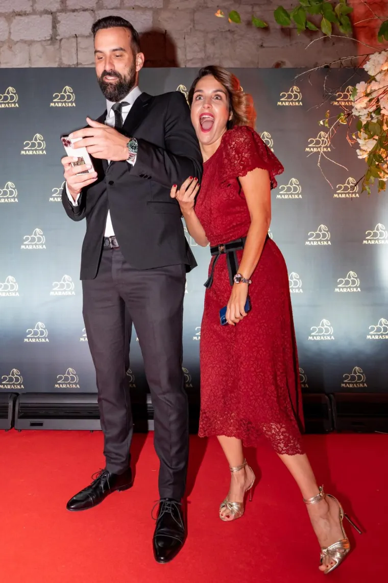 Doris uvijek plijeni pažnju, ali sinoć je ukrala svu: Crvena kreacija od čipke savr&scaron;eno je naglasila njezin struk uzak