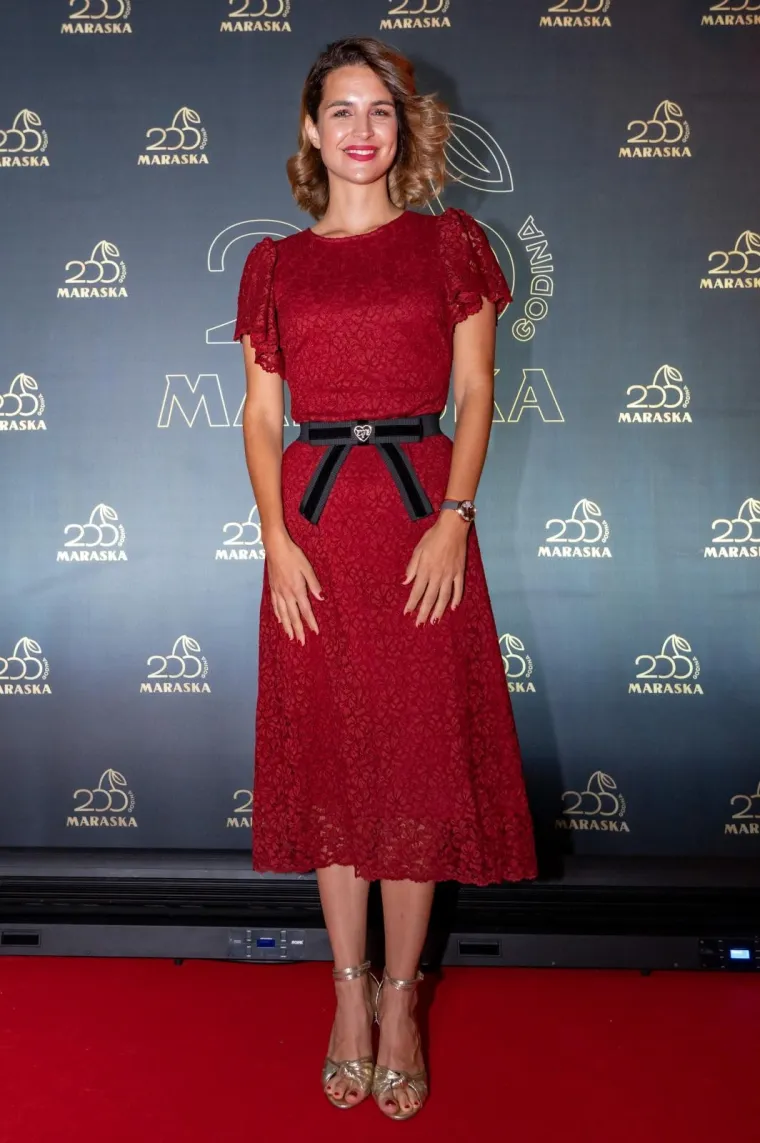 Doris uvijek plijeni pažnju, ali sinoć je ukrala svu: Crvena kreacija od čipke savr&scaron;eno je naglasila njezin struk uzak