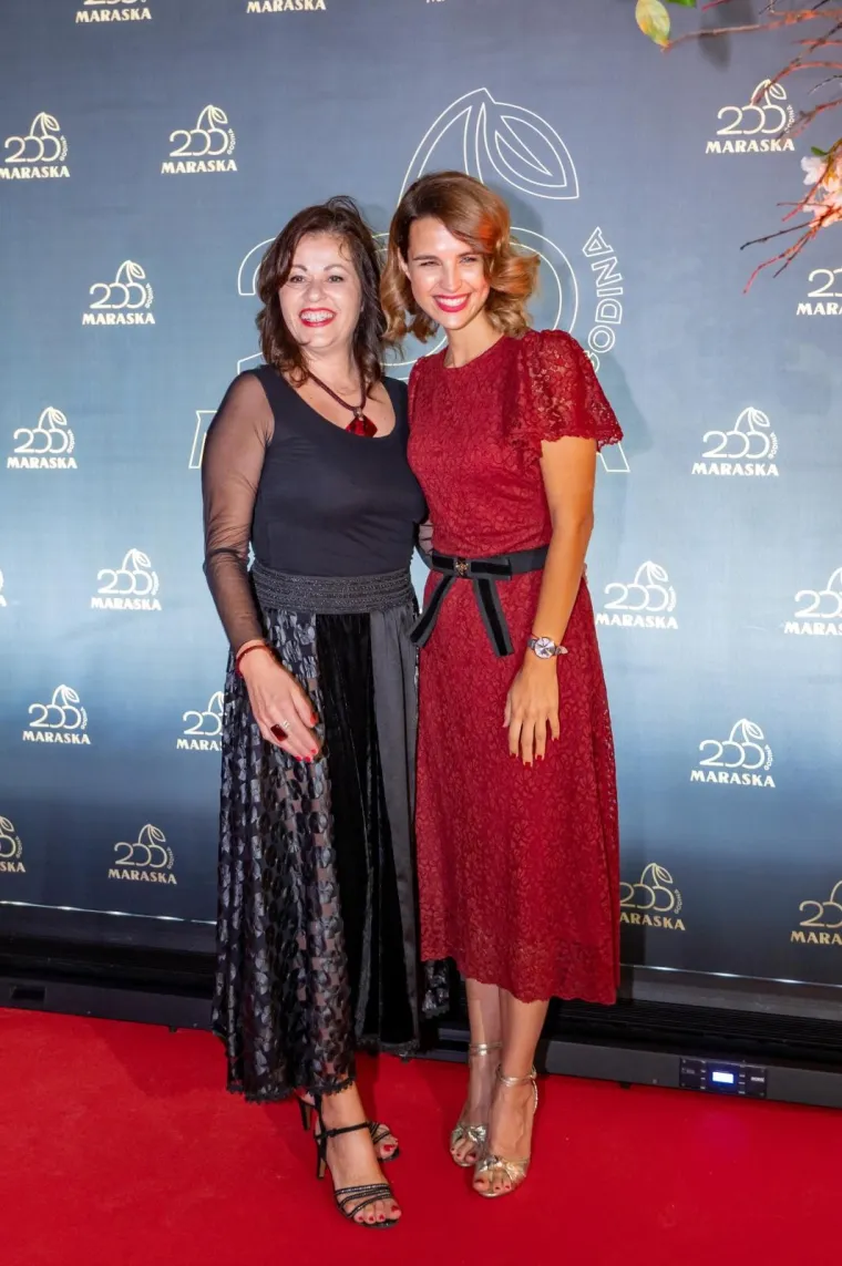 Doris uvijek plijeni pažnju, ali sinoć je ukrala svu: Crvena kreacija od čipke savr&scaron;eno je naglasila njezin struk uzak