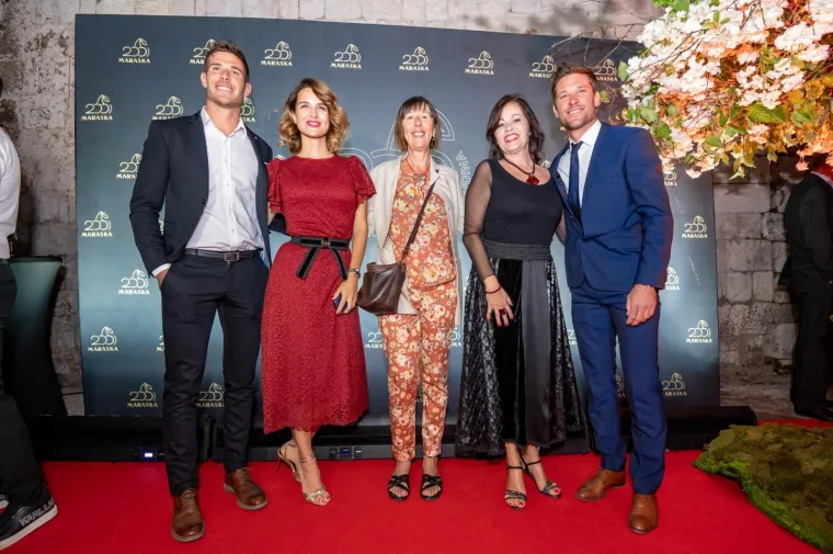 Doris uvijek plijeni pažnju, ali sinoć je ukrala svu: Crvena kreacija od čipke savr&scaron;eno je naglasila njezin struk uzak