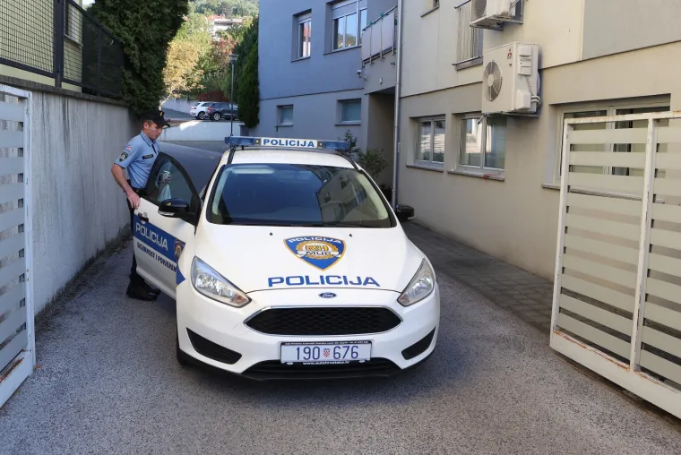 25.09.2021., Zagreb - Policija obavlja očevid ispred zgrade u Mlinovima, u kojoj je noćas ubijeno troje ljudi.