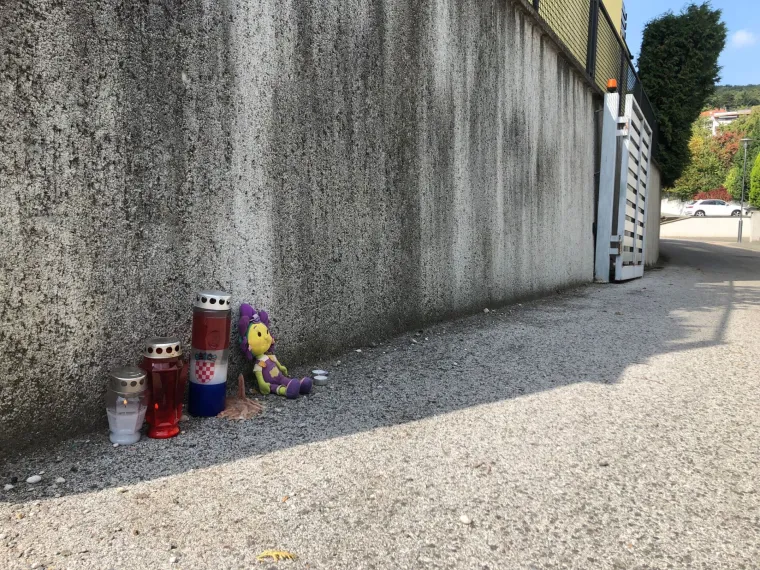 Prizor koji slama srce ispred ulaza gdje je otac ubio troje djece