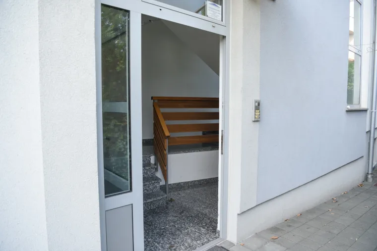 Prizor koji slama srce ispred ulaza gdje je otac ubio troje djece