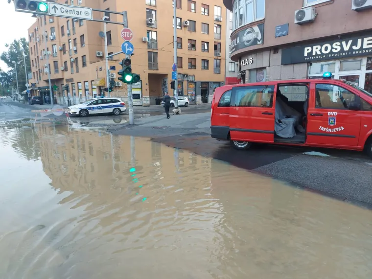 Dramatične fotografije koje pokazuju kako je jutros izgledala Tre&scaron;njevka pod vodom: Građanima poplavljene kuće