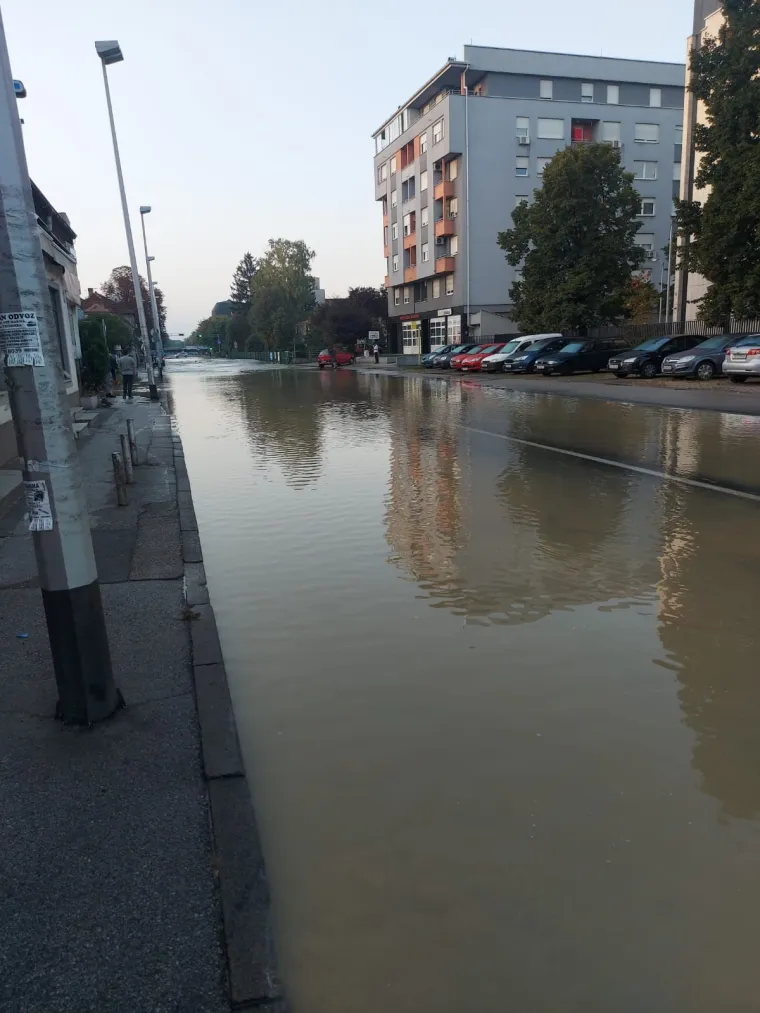 Dramatične fotografije koje pokazuju kako je jutros izgledala Tre&scaron;njevka pod vodom: Građanima poplavljene kuće