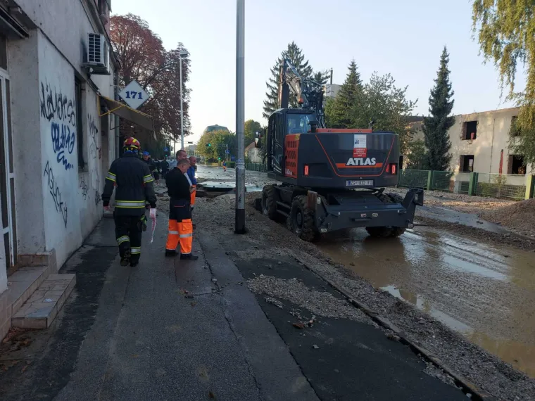 Dramatične fotografije koje pokazuju kako je jutros izgledala Tre&scaron;njevka pod vodom: Građanima poplavljene kuće
