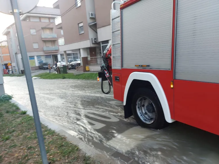 Dramatične fotografije koje pokazuju kako je jutros izgledala Tre&scaron;njevka pod vodom: Građanima poplavljene kuće