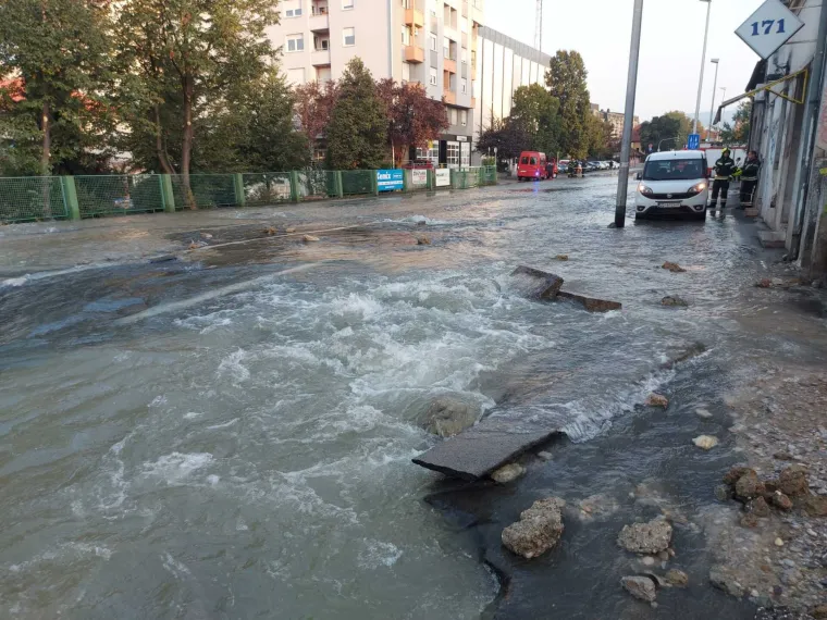 Dramatične fotografije koje pokazuju kako je jutros izgledala Tre&scaron;njevka pod vodom: Građanima poplavljene kuće