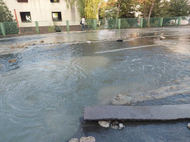 Dramatične fotografije koje pokazuju kako je jutros izgledala Tre&scaron;njevka pod vodom: Građanima poplavljene kuće