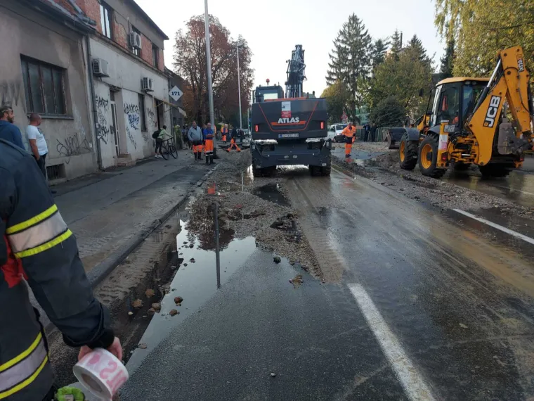 Dramatične fotografije koje pokazuju kako je jutros izgledala Tre&scaron;njevka pod vodom: Građanima poplavljene kuće