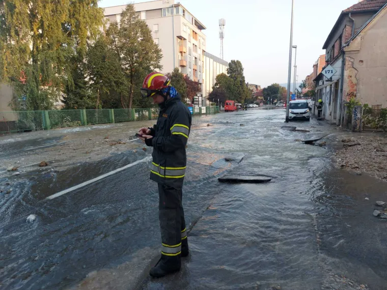 Dramatične fotografije koje pokazuju kako je jutros izgledala Tre&scaron;njevka pod vodom: Građanima poplavljene kuće