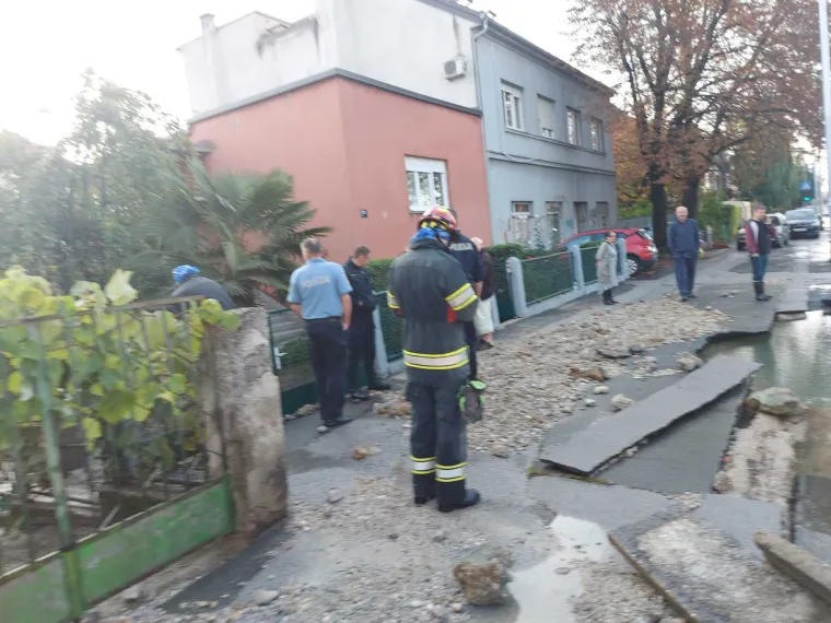 Dramatične fotografije koje pokazuju kako je jutros izgledala Tre&scaron;njevka pod vodom: Građanima poplavljene kuće