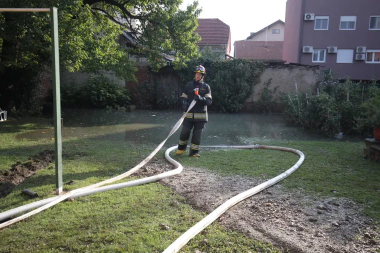 26.09.2021., Zagreb - Vatrogasci pomažu stanovnicima ispumpavati vodu iz poplavljenih podruma i suterena.