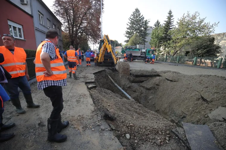Pogledajte kakav kaos je nastao na Tre&scaron;njevci: Pukla vodovodna cijev, stvorila se rupa. Poplavljeni podrumi, dvori&scaron;ta, garaže...