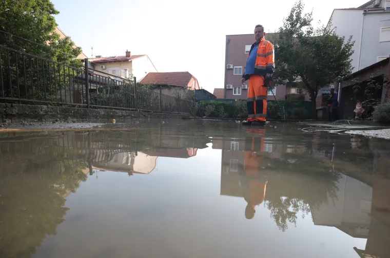 Pogledajte kakav kaos je nastao na Tre&scaron;njevci: Pukla vodovodna cijev, stvorila se rupa. Poplavljeni podrumi, dvori&scaron;ta, garaže...