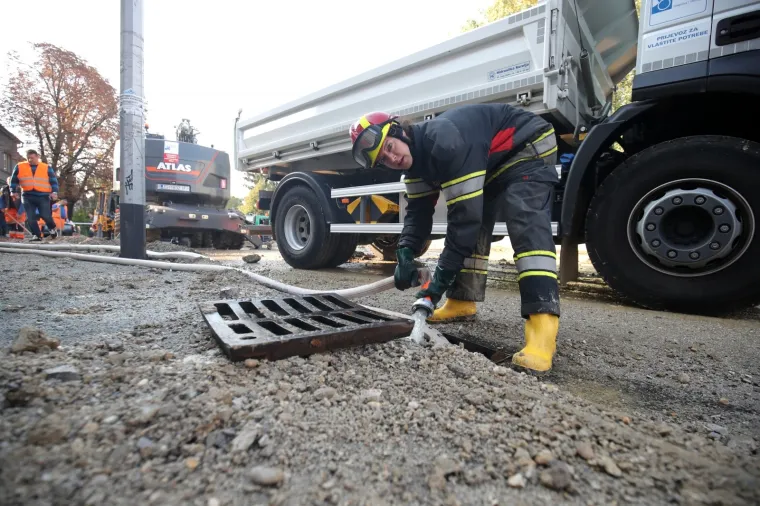 26.09.2021., Zagreb - Zbog puknute vodovodne cijevi u Selskoj ulici jutros je poplavljen dio gradske četvrti Tre&scaron;njevka sjever. 