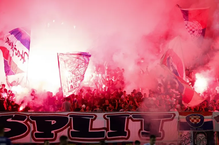 Nogometaši Hajduka svladali su teškom mukom Lokomotivu 1-0 na Poljudu u utakmici 10. kola Prve HNL. Igrač odluke opet je bio Marko Livaja. U drugome poluvremenu aktivirala se Torcida te su priredili bakljadu.