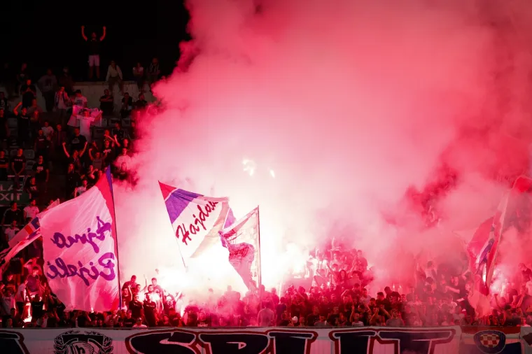 Nogometaši Hajduka svladali su teškom mukom Lokomotivu 1-0 na Poljudu u utakmici 10. kola Prve HNL. Igrač odluke opet je bio Marko Livaja. U drugome poluvremenu aktivirala se Torcida te su priredili bakljadu.