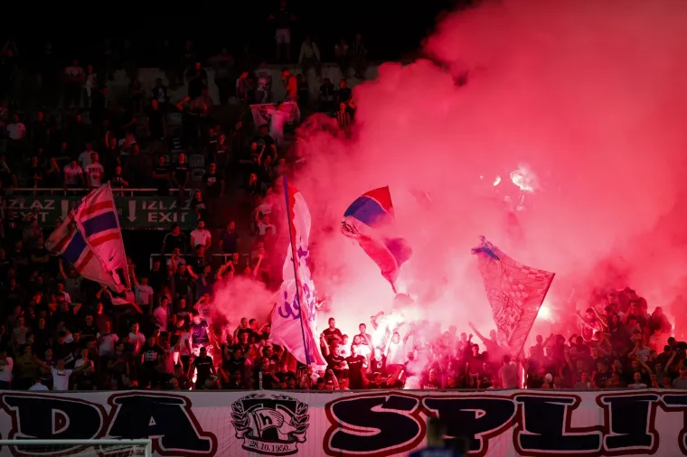 Nogometaši Hajduka svladali su teškom mukom Lokomotivu 1-0 na Poljudu u utakmici 10. kola Prve HNL. Igrač odluke opet je bio Marko Livaja. U drugome poluvremenu aktivirala se Torcida te su priredili bakljadu.